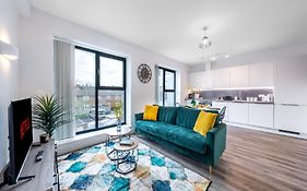 Potters Bar - Free Parking - Private Bathroom - Netflix - 4 Mins Walk To Station - 20 Mins Direct Trains To London